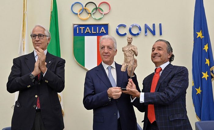 Piero Ferrari (tengah) saat menerima Mecenate dello Sport 2021 di Italia