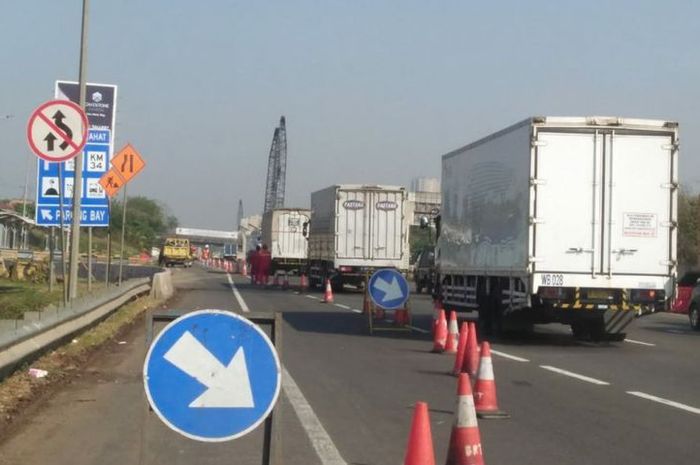 Pengerjaan proyek di jalan tol Cikampek arah Jakarta