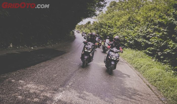 Riders MAXI YAMAHA Tour de Indonesia menuju Paropo diiringi komunitas MAXI dari Aceh dan Medan