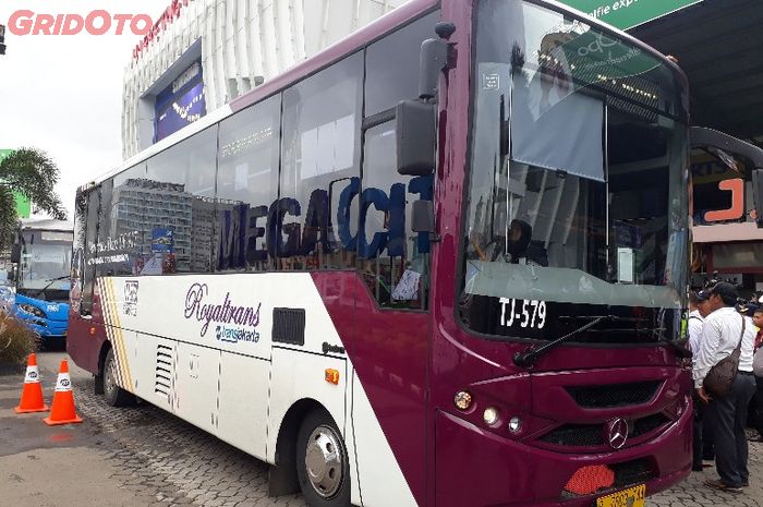 Bus premium yang disediakan dalam kebijakan ganjil genap di gerbang tol Bekasi Barat dan Bekasi Timur