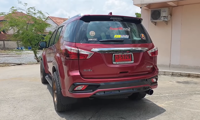 Tampilan belakang Isuzu MU-X dengan knalpot BRD