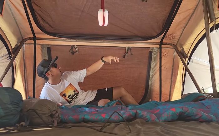 Tenda atap untuk 4 orang dewasa di modifikasi Toyota Fortuner overland