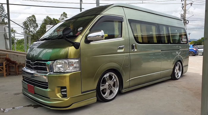 Toyota HiAce ini juga kandas ditopang suspensi udara