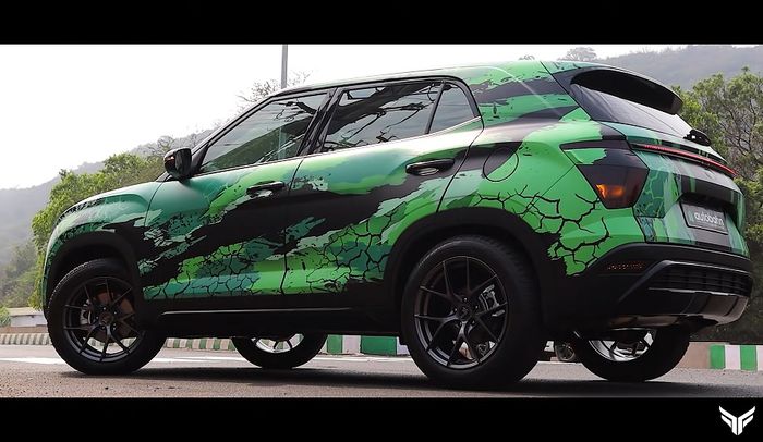 Seluruh bodi modifikasi Hyundai Creta dibungkus full wrapping stiker hijau