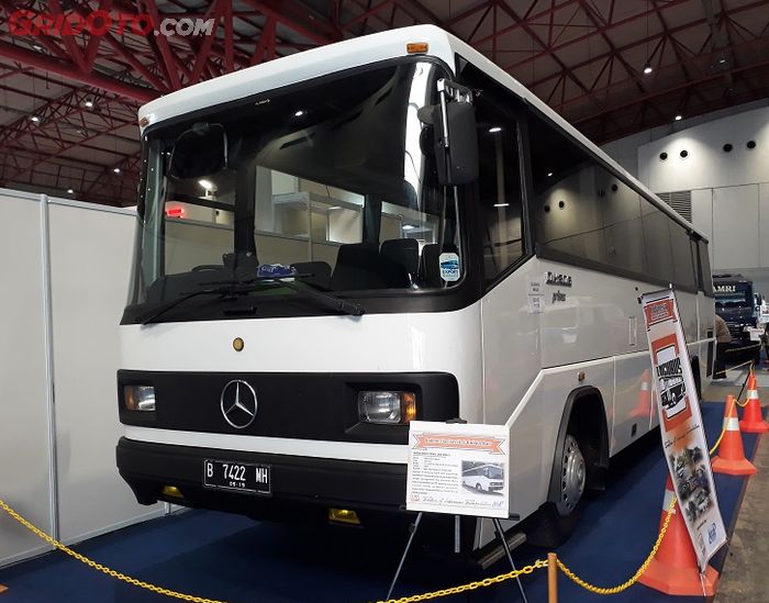 Bus yang dijuluki si Banteng putih oleh pemiliknya Ongky, Mercedes-Benz OH 1113, tahun 1991
