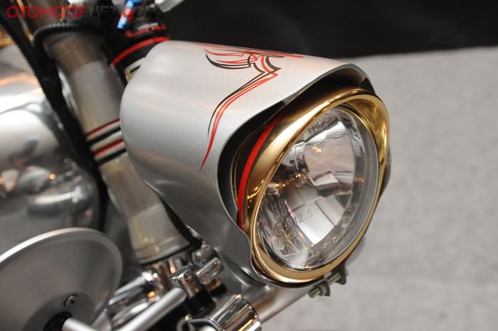 Headlamp baru Honda Tiger dengan detail kece terpasang di depan suspensi