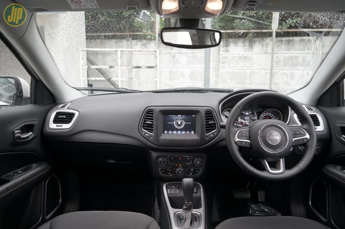 Interior Jeep Compass terlihat simpel