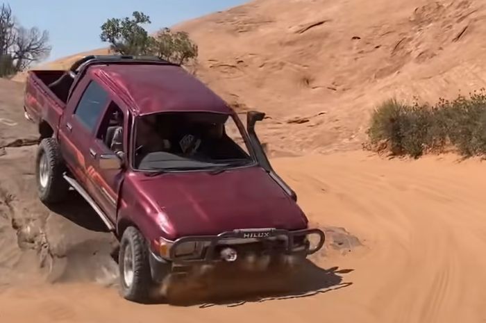 Setangguh apa Toyota Hilux kalau dijatuhkan dari gedung setinggi 40 lantai