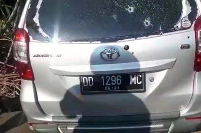 Mobil Toyota Avanza warna silver berpelat DD 1296 MC milik pencuri baterai tower yang diberondong peluru polisi