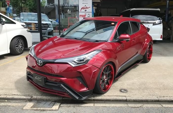 Tampilan depan modifikasi Toyota C-HR berkelir merah marun