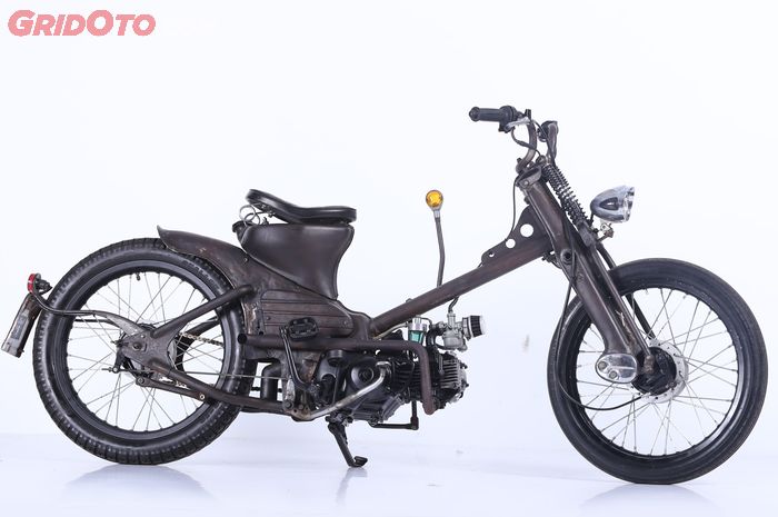 Honda C 700 dengan modifikasi choppy cub