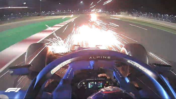 Fernando Alonso terkena percikan api ketika mobil Valtteri Bottas mengalami kerusakan akibat pecah ban di pertengahan balap F1 Qatar 2021