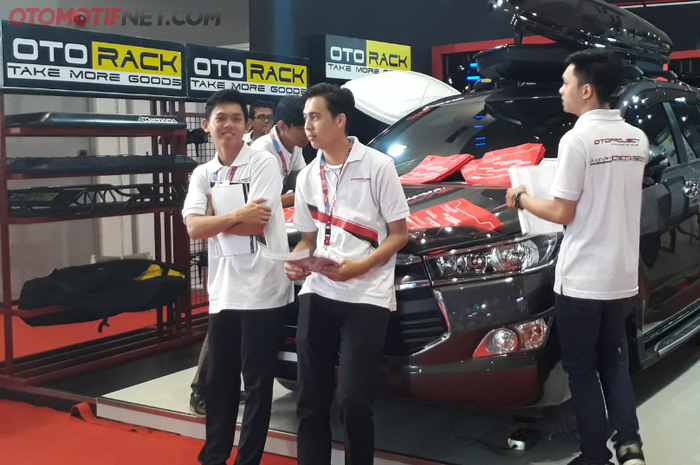 Booth Otoproject menjual roofbox dengan nama Oto Rack