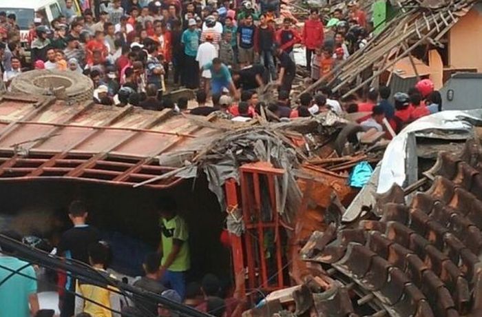 Truk hantam rumah dan belasan motor di Brebes