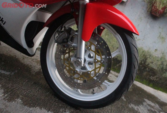 Kawasaki Ninja RR pasang ban Pirelli Diablo Rosso plus kaliper rem Nissin Samurai Radial