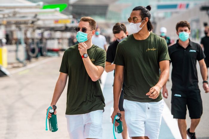 Stoffel Vandoorne (kiri) melakukan track walk bersama Sean Gelael di Dubai Autodrome menjelang balapan ALMS Dubai 2021