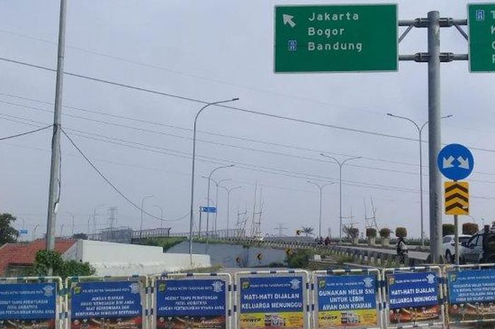 Penutupan akses ke luar tol di Gerbang Tol Karang Tengah Barat, Tangerang, Minggu (29/3/2020).