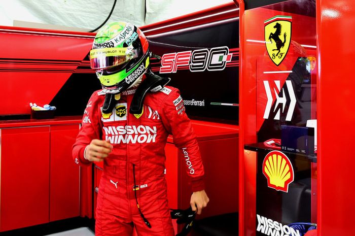 Mick Schumacher memulai debutnya di F1 awal April 2019, ketika tes mobil Ferrari usai GP F1 Bahrain