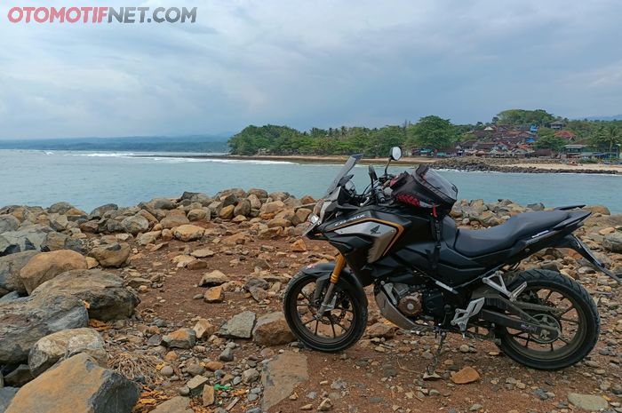 Honda CB150X berpose di pantai Rancabuaya, Jawa Barat