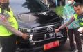 Apes Pakai Pelat Dinas Palsu, Toyota Innova Ini Ditilang Polisi