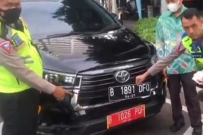 Hindari ganjil genap mobil ini pakai TNKB palsu warna merah