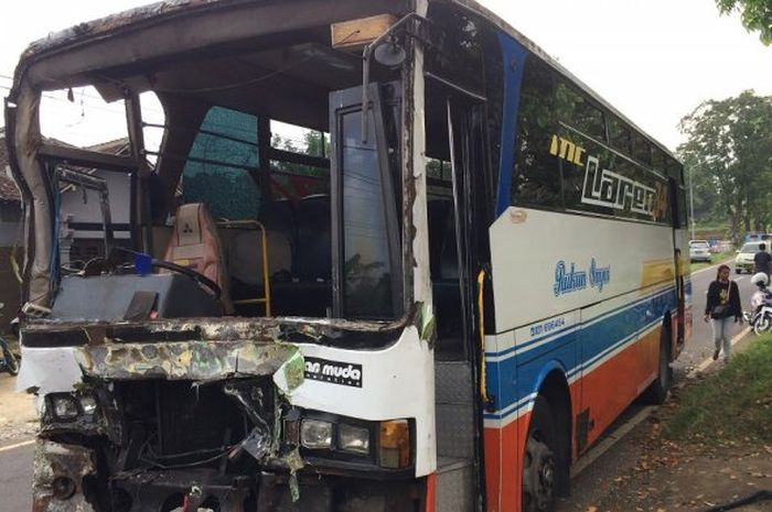 Kecelakaan bus di Karanganyar , Rabu (18/4/2018).