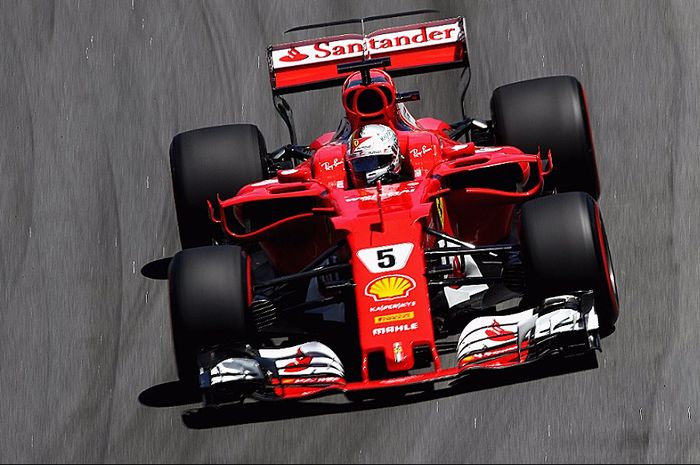 Mobil F1 tim Scuderia Ferrari yang dikendarai Sebastian Vettel