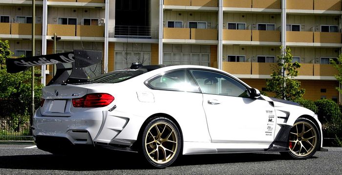 BMW M4 pakai body kit dan sayap lebar