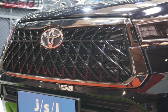 Panel Cover Black Chrome untuk Lis Grille Toyota Innova dari JSL