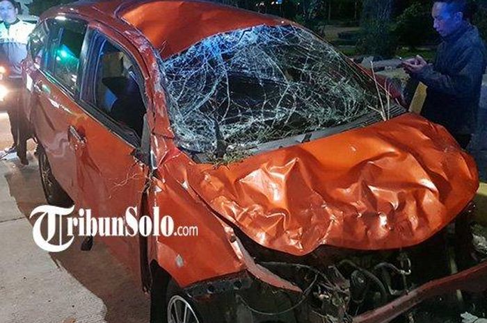 Toyota Calya ringsek bak kaleng kerupuk usai terlibat kecelakaan di tol Sragen