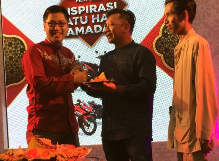 Ceremonial potong tumpeng acara ulang tahun GTR Riders Club Jakarta Chapter yang ke-2