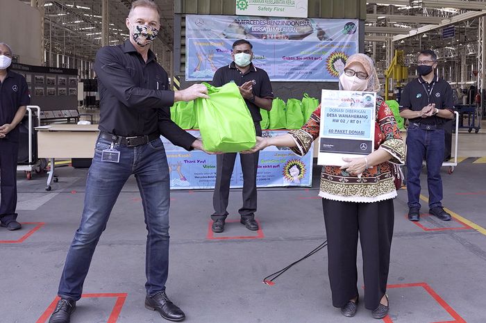 Donasi Karyawan Mercedes-Benz untuk warga sekitar pabrik Wanaherang