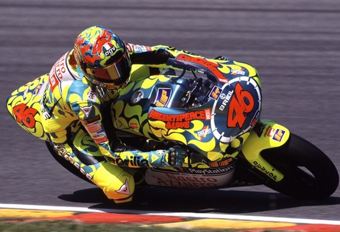 Sebagian desain tersebut terinspirasi dari livery yang pernah digunakan Rossi di Mugello pada tahun 1999 saat masih di kelas 250cc