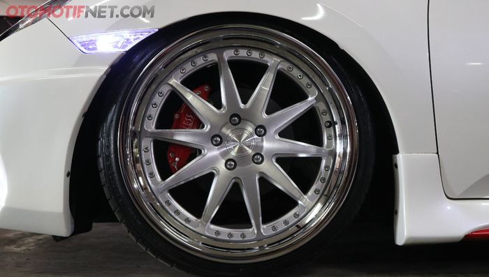 Pelek Advan Revolution berukuran 20x(9,5+10) inci