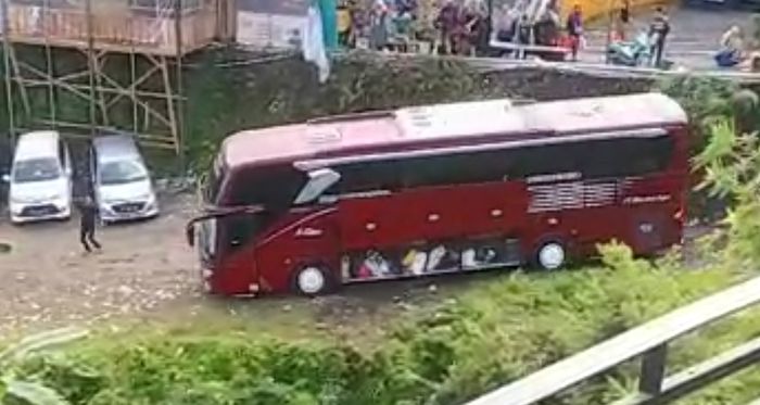 Tampak samping bus sebelum meluncur masuk ke jurang di objek wisata Guci, Tegal.