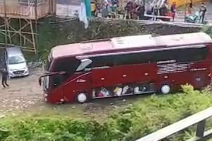 Tampak samping bus milik PO Duta Kencana sebelum masuk jurang di Guci, Tegal.