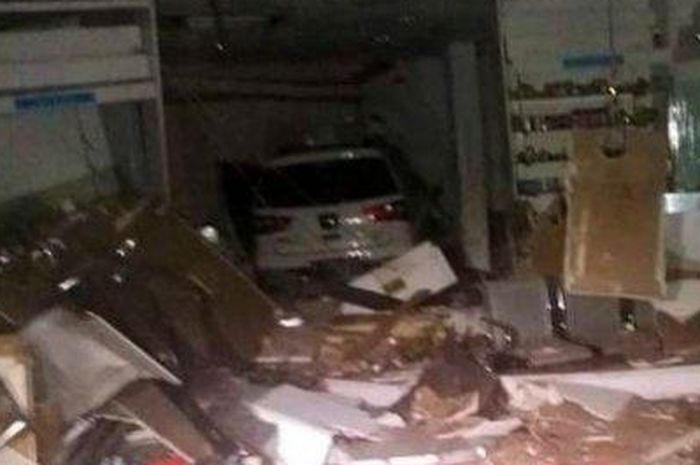 Sebuah nissan Livina meluncur kencang sampai masuk ke dalam sebuah apotek