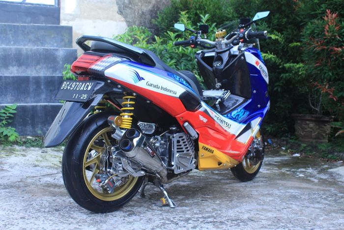 Kaki-kaki belakang Yamaha NMAX tampil kece dengan sok belakang RCB dan rem Brembo