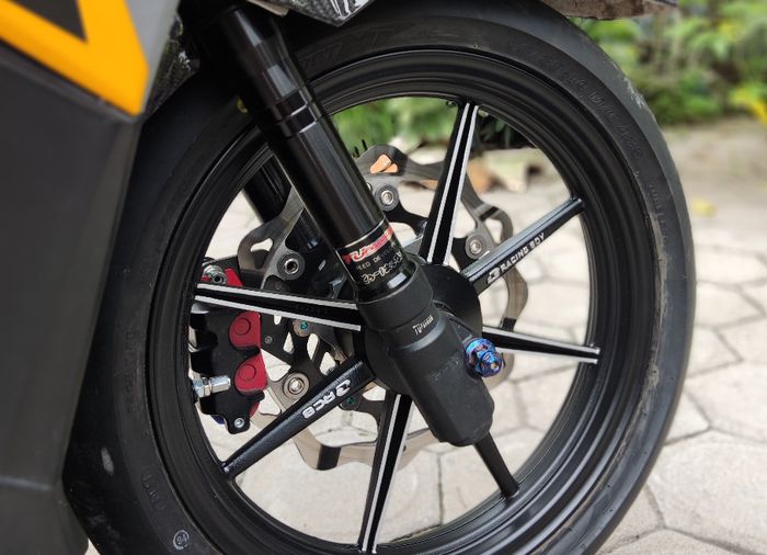 Kaki-kaki depan Honda Vario 150 pasang sok Tupaknam dan pelek RCB SP811
