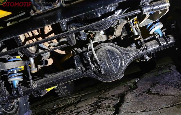 Gardan Prado pada Suzuki Jimny ini tidak dibiarkan standar. As roda dipasangi chromoly keluaran Longfield dan disusupi air locker ARB. 