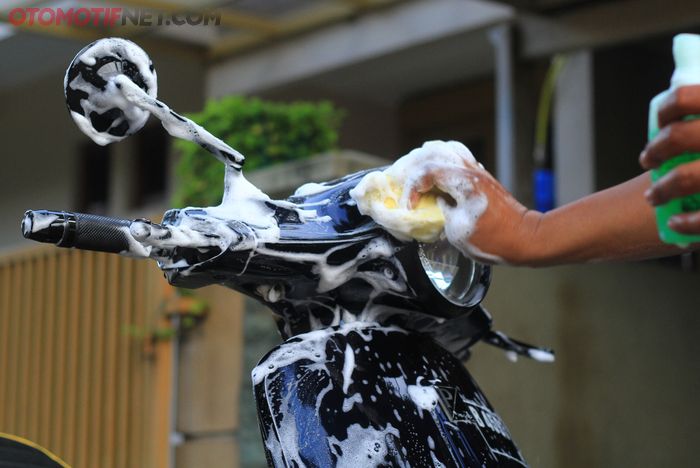 cuci motor di bawah sinar matahari secara langsung