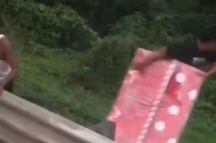 Muatan kasur dari truk yang terlibat kecelakaan dijarah warga sekitar