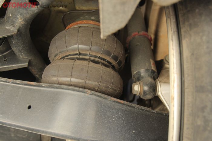 Airsus di VW Scirocco perpaduan dengan coilover, bags over coils