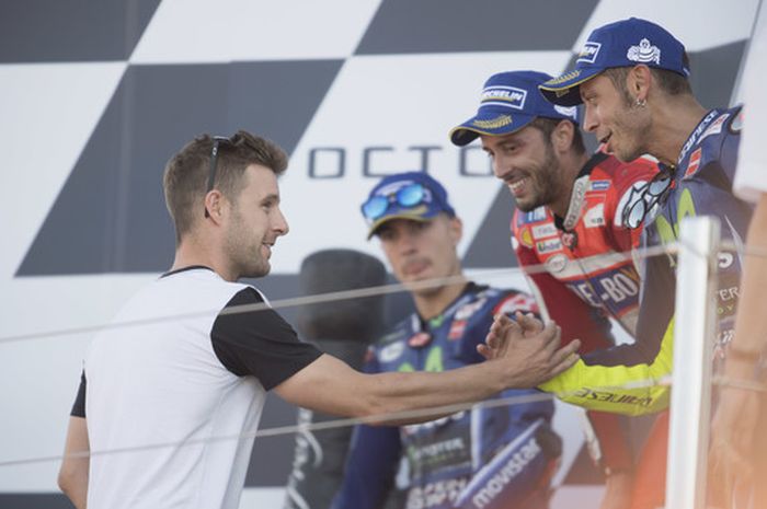 Juara dunia Superbike Jonathan Rea mengucapkan selamat kepada Valentino Rossi saat menyerahkan trofi di MotoGP Inggris 2017