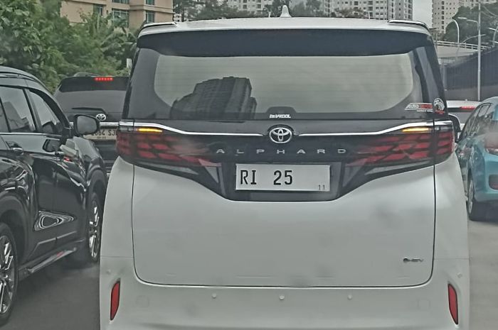 Toyota Alphard R1 25 ini punya angka kecil 11 di pojok kanan bawah 