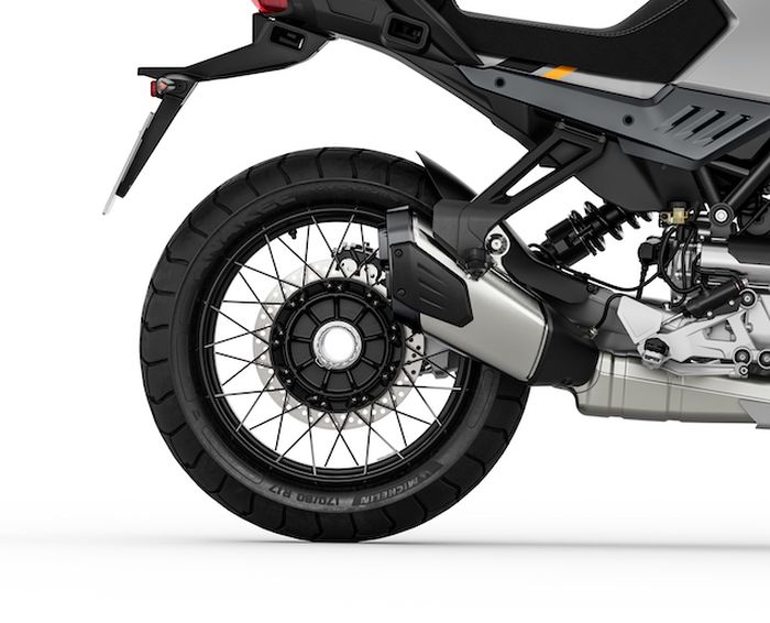 Moto Guzzi Stelvio menggunakan single sided swingarm di roda belakang