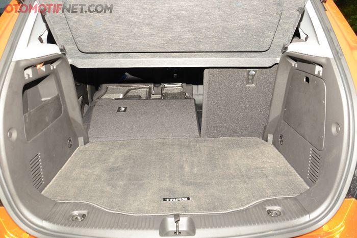 Bagasi All New Chevrolet Trax LTZ sangat rata tanpa load lip sama sekali, juga masih tersedia storage tambahan di kiri dan kanannya 