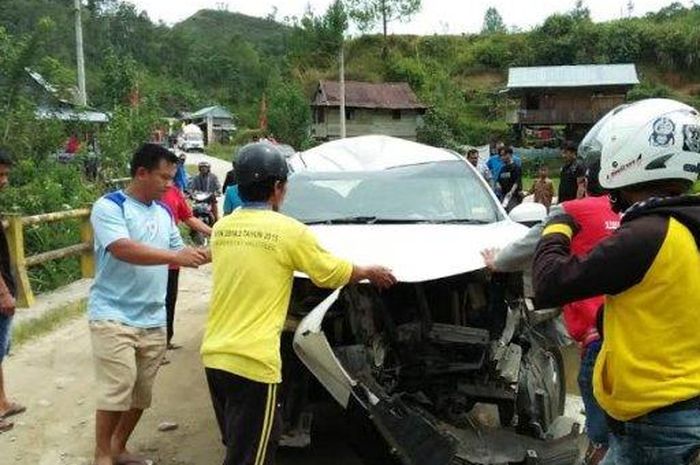 Toyota Avanza ditumpangi enam anggota Satreskrim Polda Sulawesi Barat Hajar pembatas jembatan