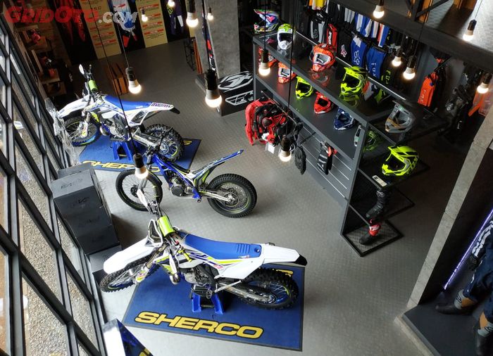 Sector X by Xclub menjual motor off-road merek Sherco dan produk-produk apparel dari Fox, Shift dan TLD.