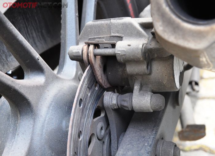 Ketebalan kampas rem cakram bisa diintip, jangan sampai habis sisa besi seperti ini